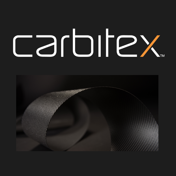 特殊カーボン「OMNIFLEX」を採用<br>本革、PU素材よりも高強度で、よりタフな仕様に。