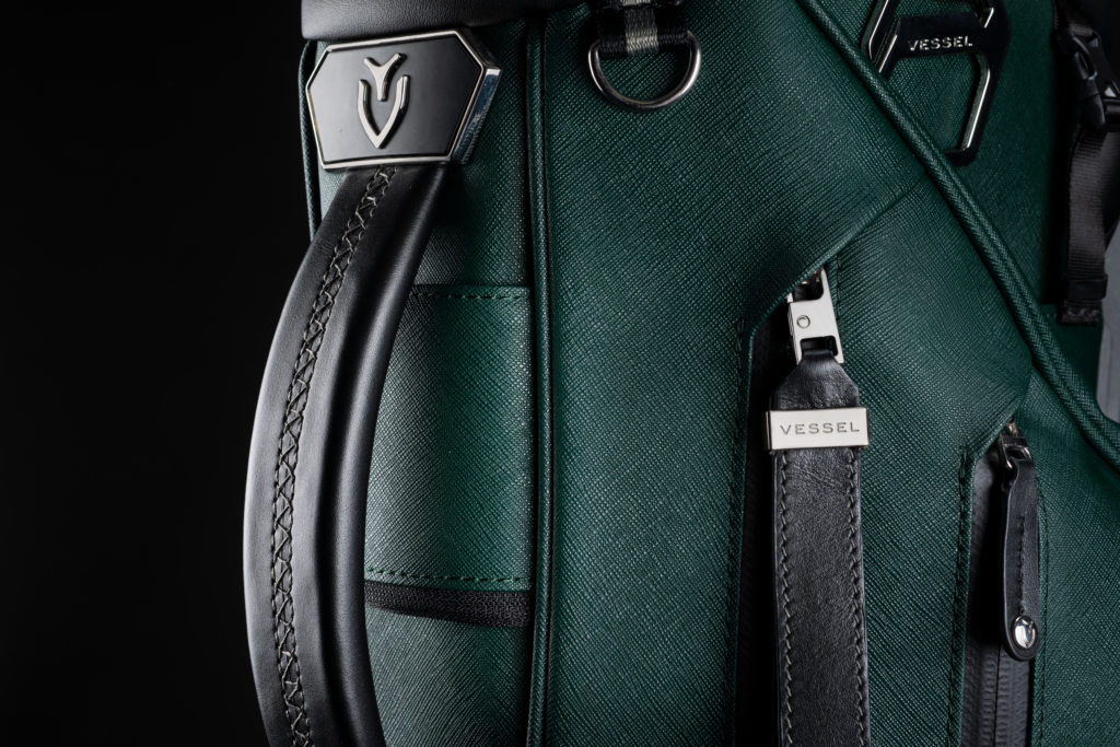 本革ハンドル、本革サイドジッパー引手<br>カートストラップ通しトンネル<br> ※付属のカートストラップスリーブを通して使用することで、カートストラップの擦れによるボディへの傷から守り、且つサイドポケットも有効に使用できます