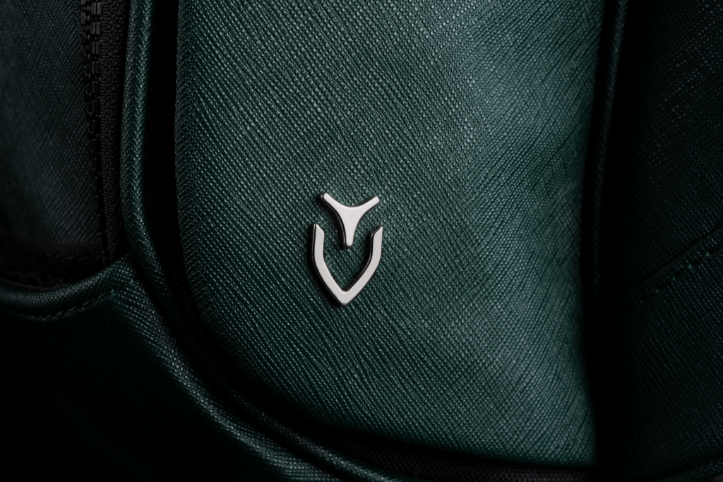 存在感をアピールするシルバーエンブレム