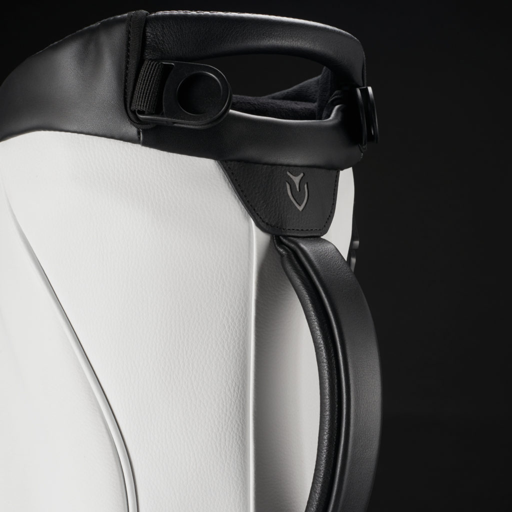 GENUINE LEATHER TOUCHPOINTS<br>ハンドルやジッパーのスライダーは、 耐久性と質感の良い本革を使用しています。