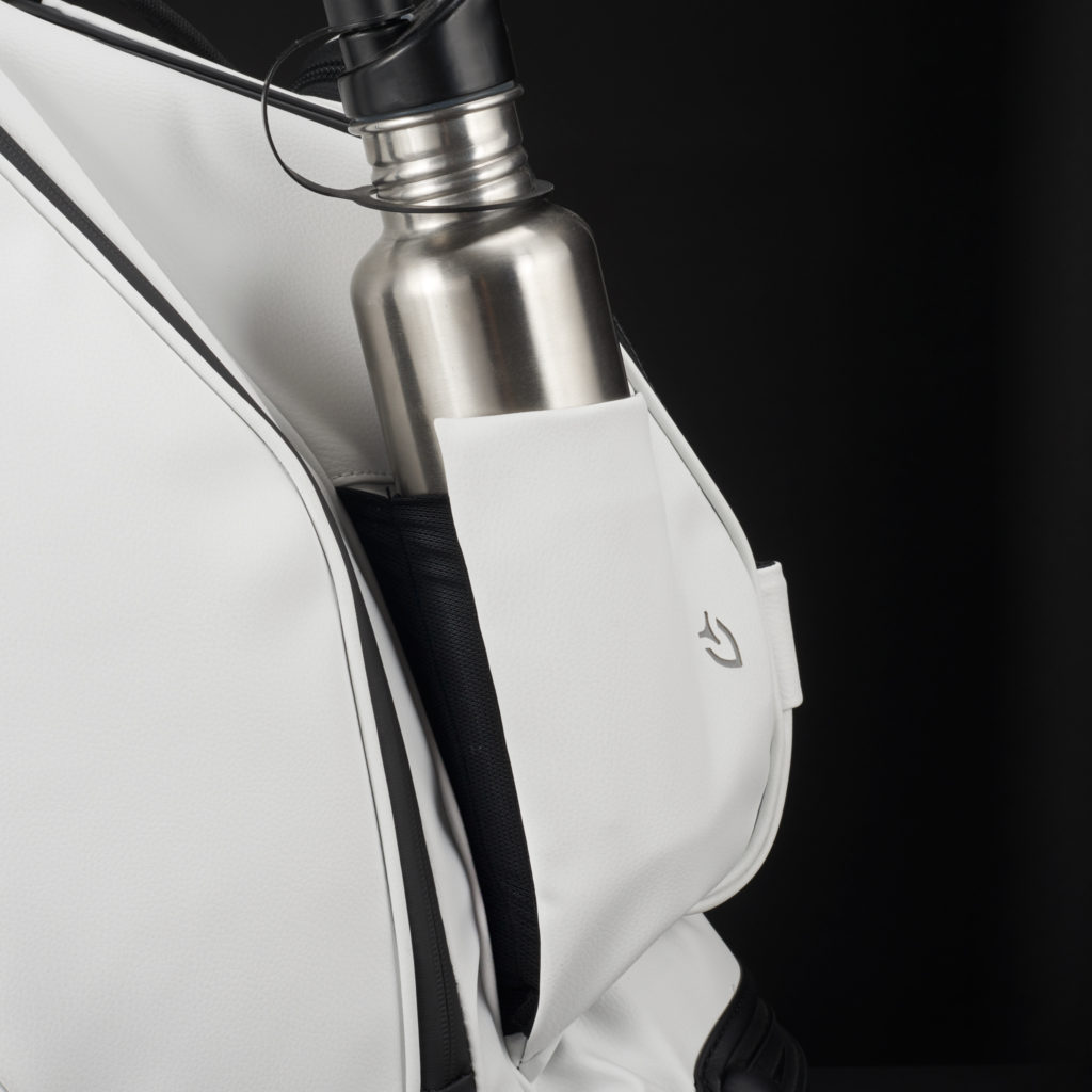 MAGNETIC BOTTLE SLEEVE<br>裏地に保冷素材を使ったボトルホルダー。 <br>使わない時はマグネットで自動的に畳まれるので スマートに使えます。