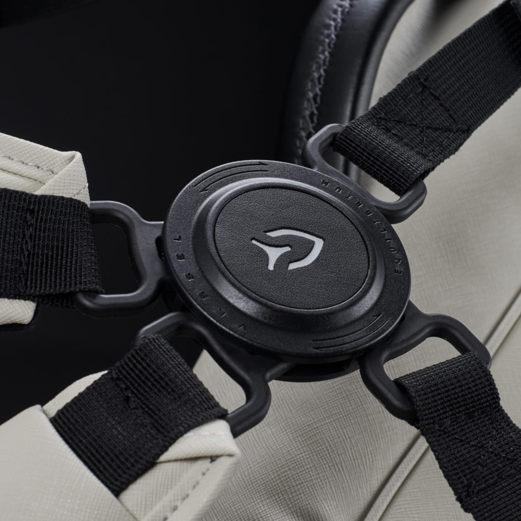 FOUR-POINT DETACHABLE STRAP<br>バランスを自動的に調整するストラップシステム。
