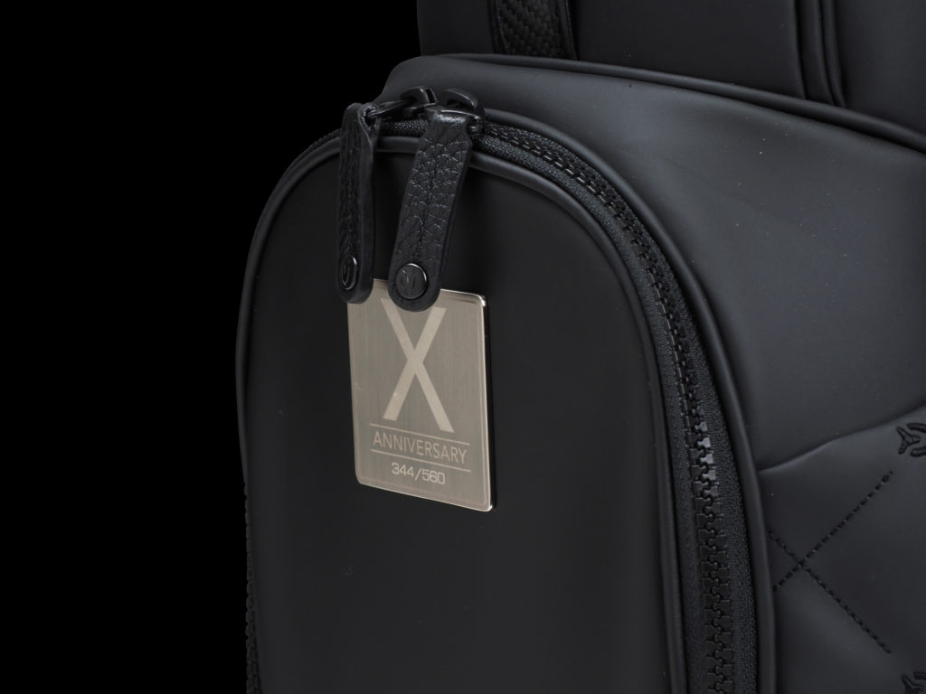 世界限定560本<br>シリアルナンバープレート付き。