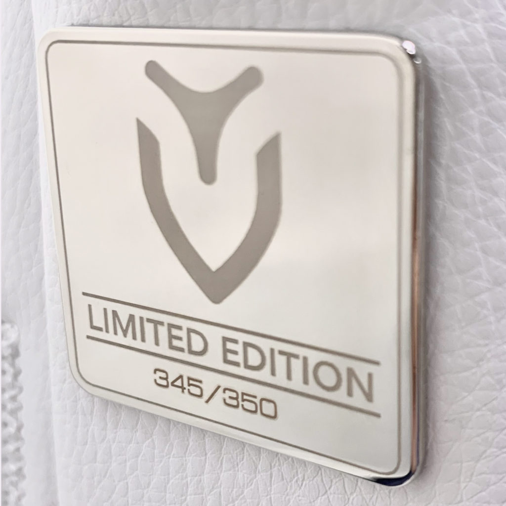 世界限定350本。<br>シリアルナンバープレート付き。
